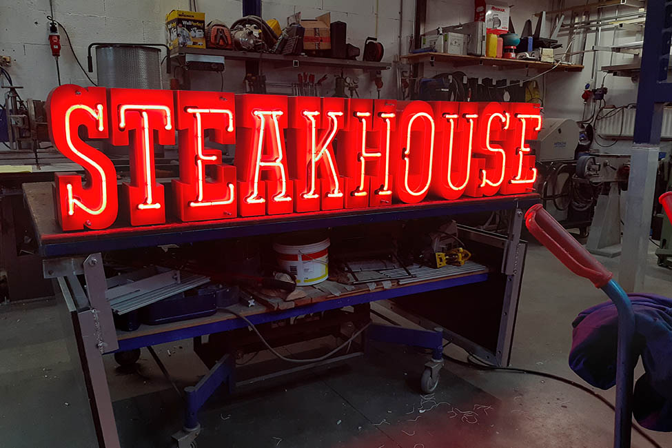 Steakhouse Bronco Groningen - Doosletters en neon verlichting