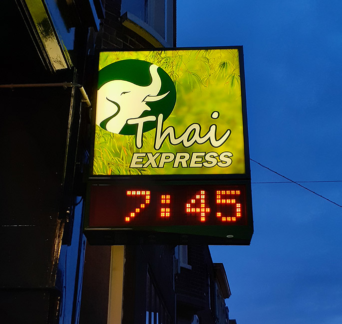 Thai Express Groningen - Tweezijdige lichtreclame met tijd- en temperatuur installatie